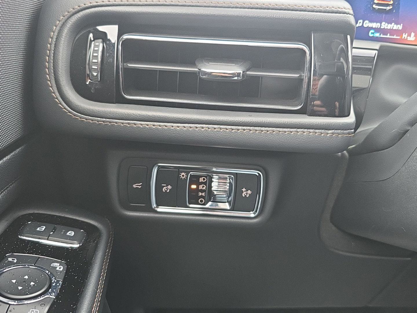 Used 2025 Lincoln Aviator AWD image 23