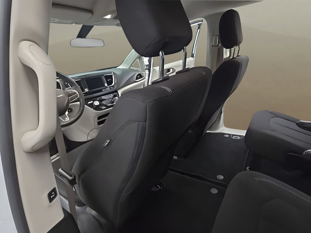 Used 2022 Chrysler Voyager LX FWD image 14