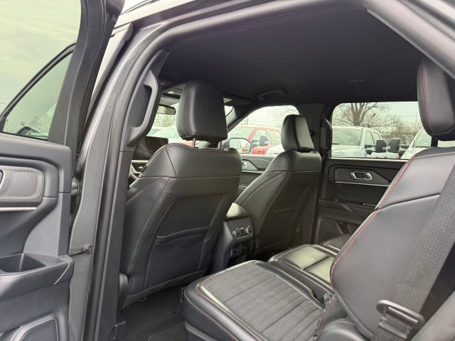 Used 2025 Ford Explorer ST-Line w/ ST-Line Street Pack AWD/4WD image 16