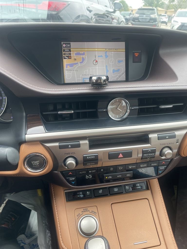 Used 2018 Lexus ES 350 w/ Luxury Package w/Wood Trim FWD image 3