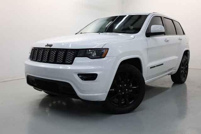 Used 2017 Jeep Grand Cherokee Altitude image 3