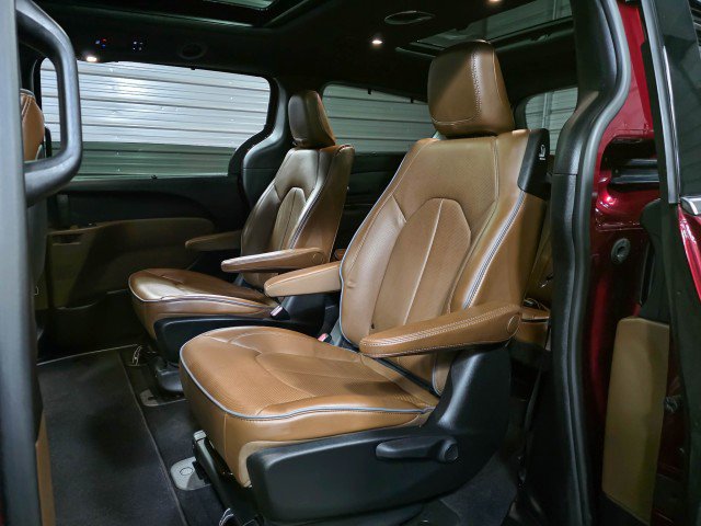 Used 2021 Chrysler Pacifica Limited w/ Uconnect Theater Family Group FWD image 18