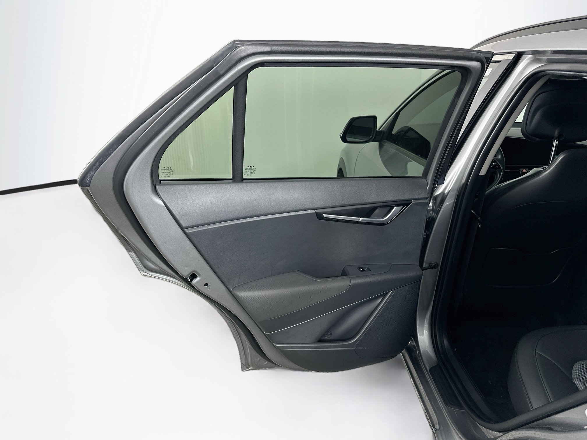 Used 2023 Kia Niro EX FWD image 27