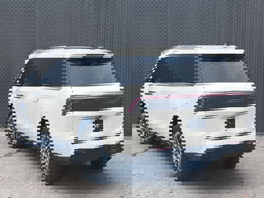 Used 2025 Lincoln Navigator L Reserve AWD/4WD image 5