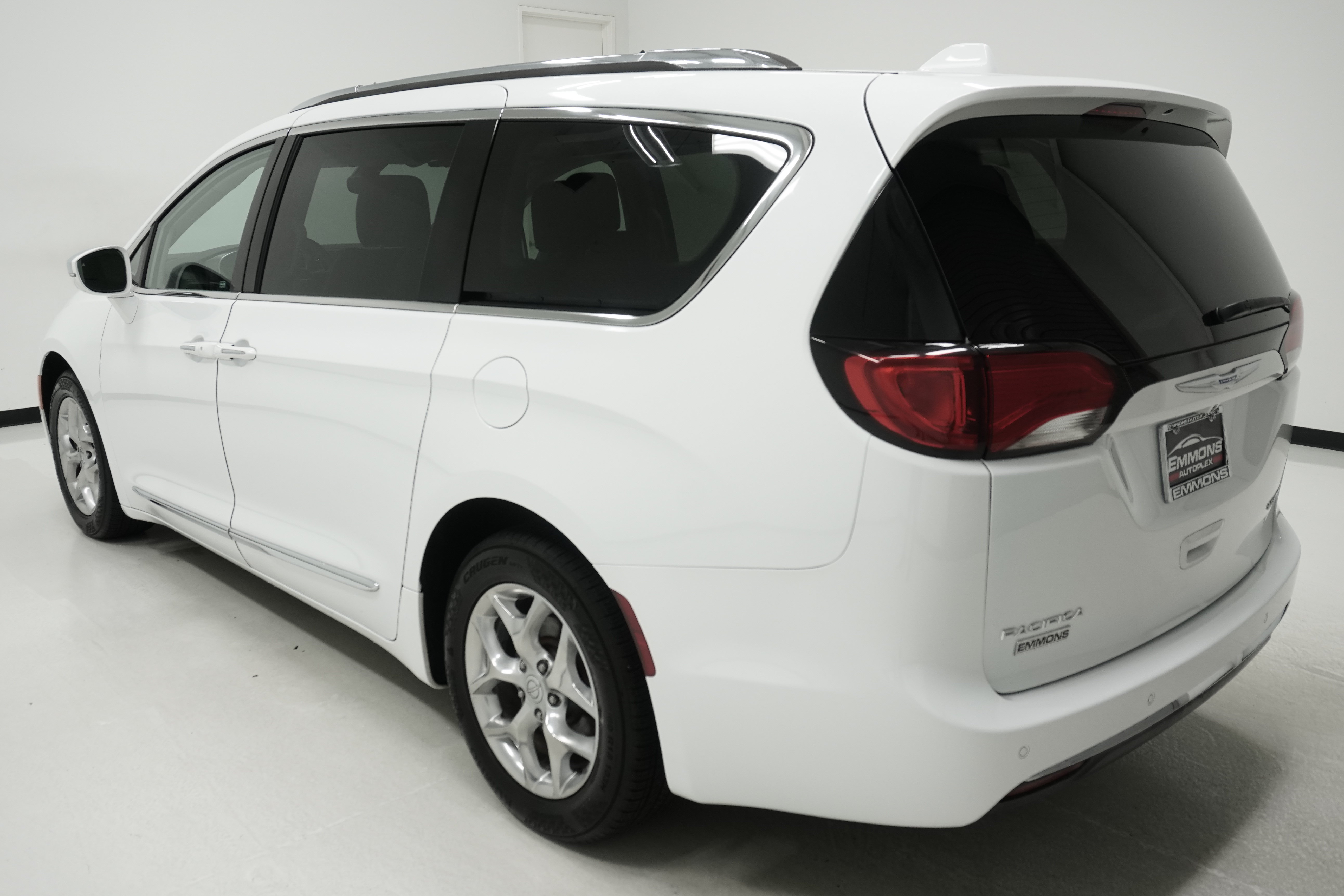 Used 2018 Chrysler Pacifica Limited FWD image 6