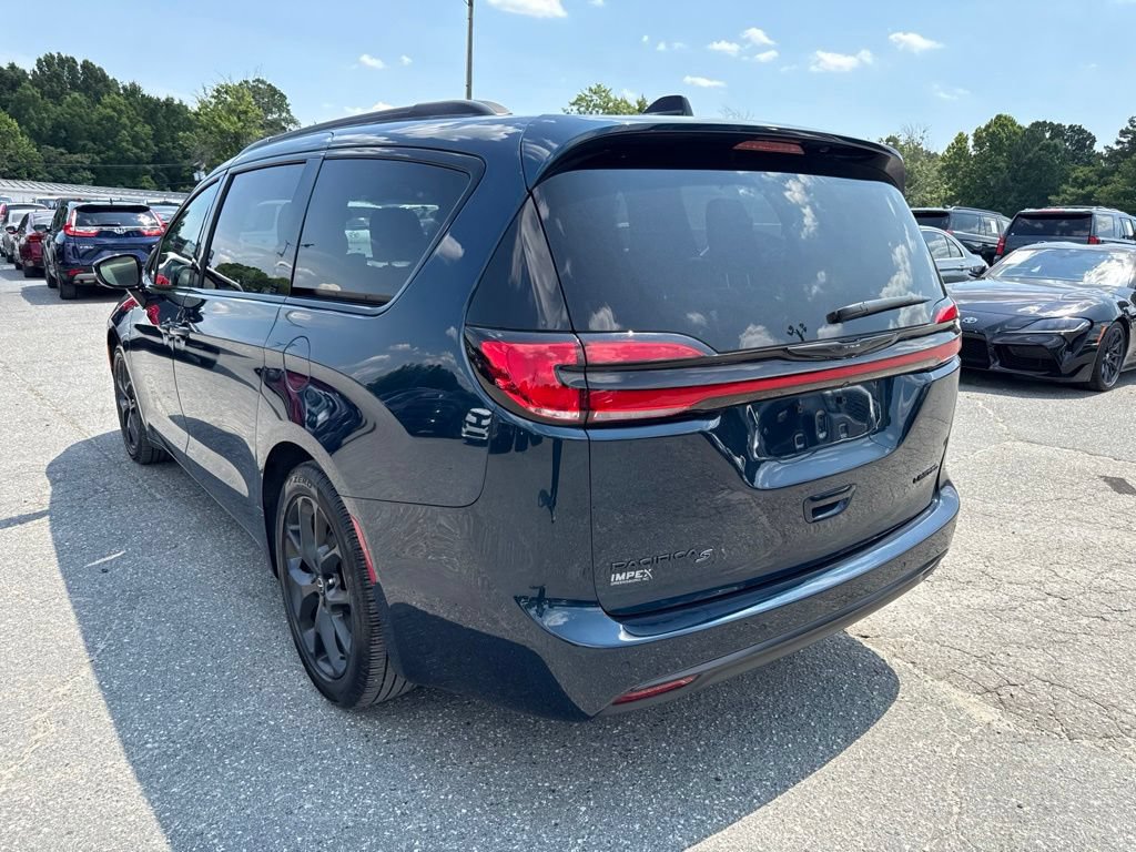 Used 2025 Chrysler Pacifica Limited w/ Uconnect Theater Family Group FWD image 6