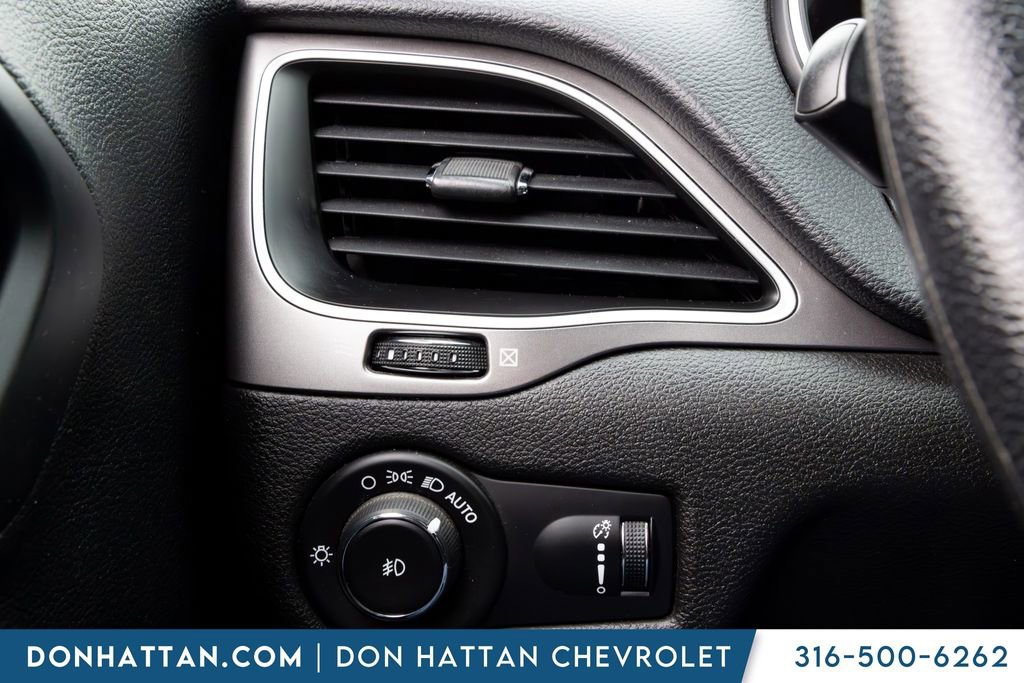 Used 2019 Jeep Cherokee Latitude w/ Popular Appearance Group FWD image 10