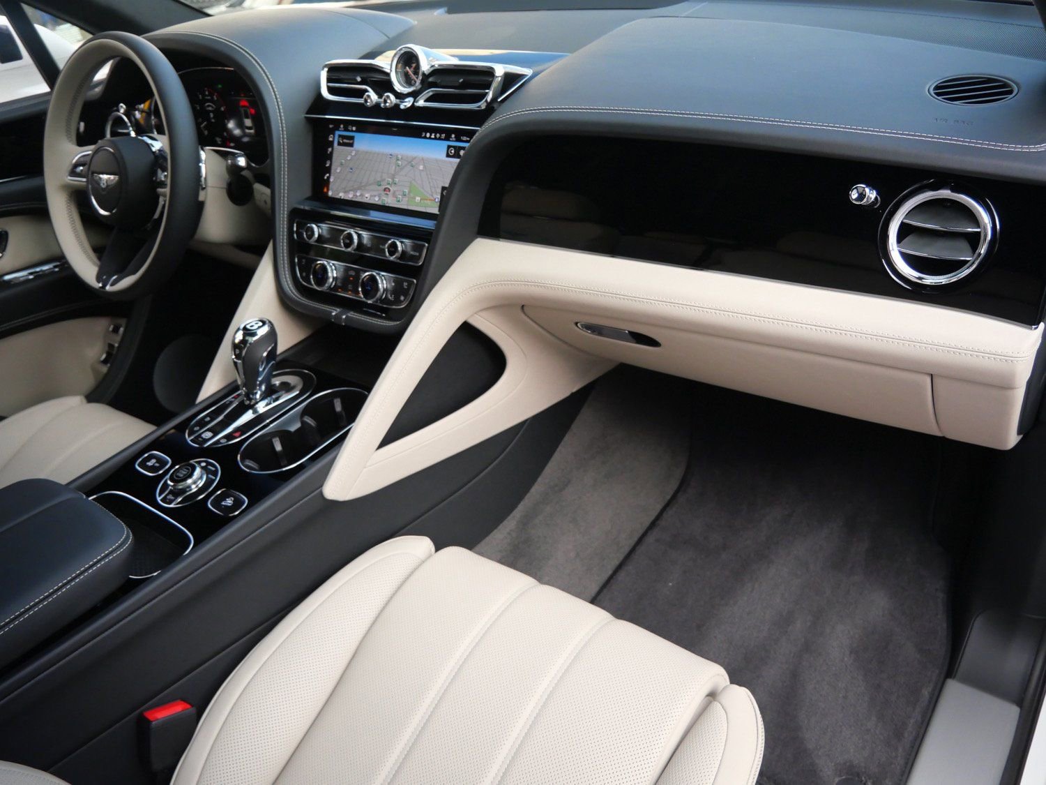 Used 2025 Bentley Bentayga image 21