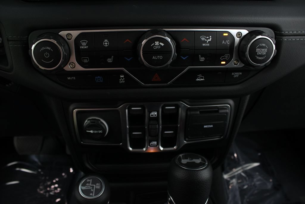 Used 2025 Jeep Wrangler Unlimited Sahara AWD/4WD image 6