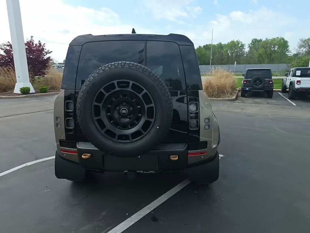 Used 2025 Land Rover Defender 110 image 13