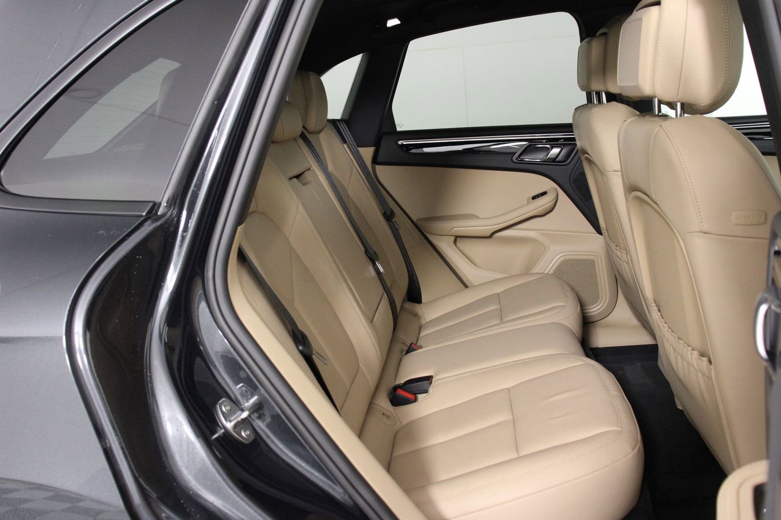 Certified 2025 Porsche Macan image 32