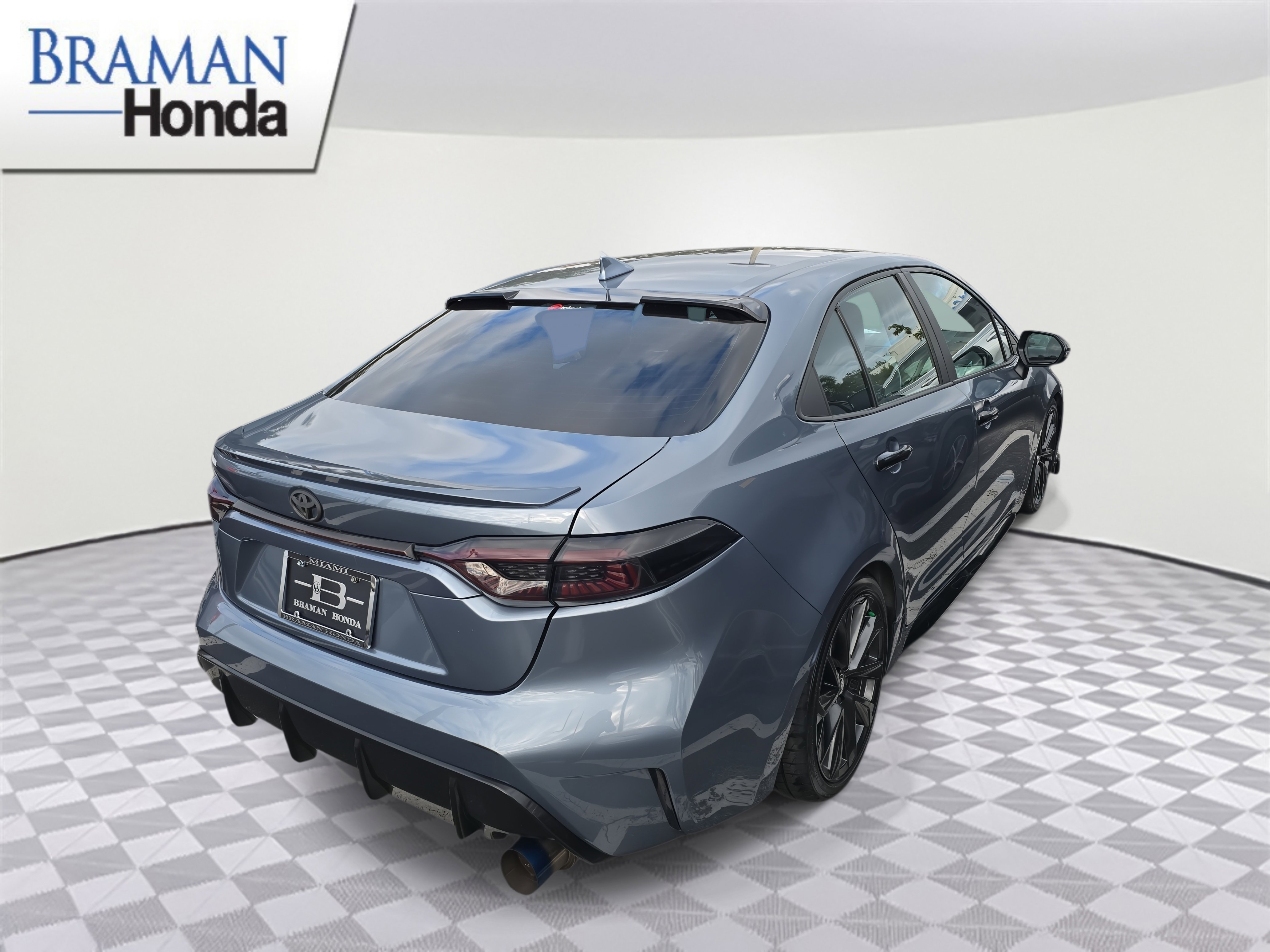 Used 2023 Toyota Corolla SE image 3