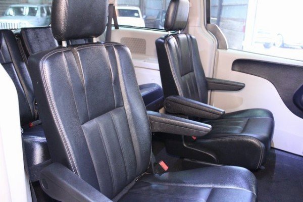 Used 2016 Chrysler Town & Country Touring image 12