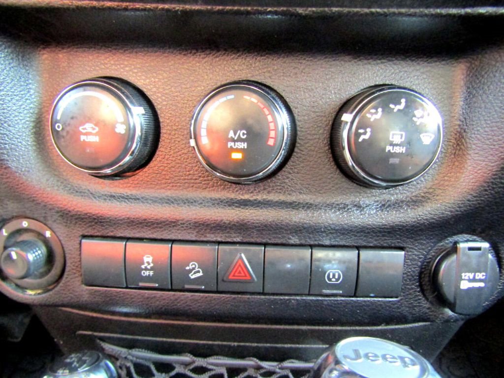 Used 2017 Jeep Wrangler Unlimited Rubicon w/ Connectivity Group image 18