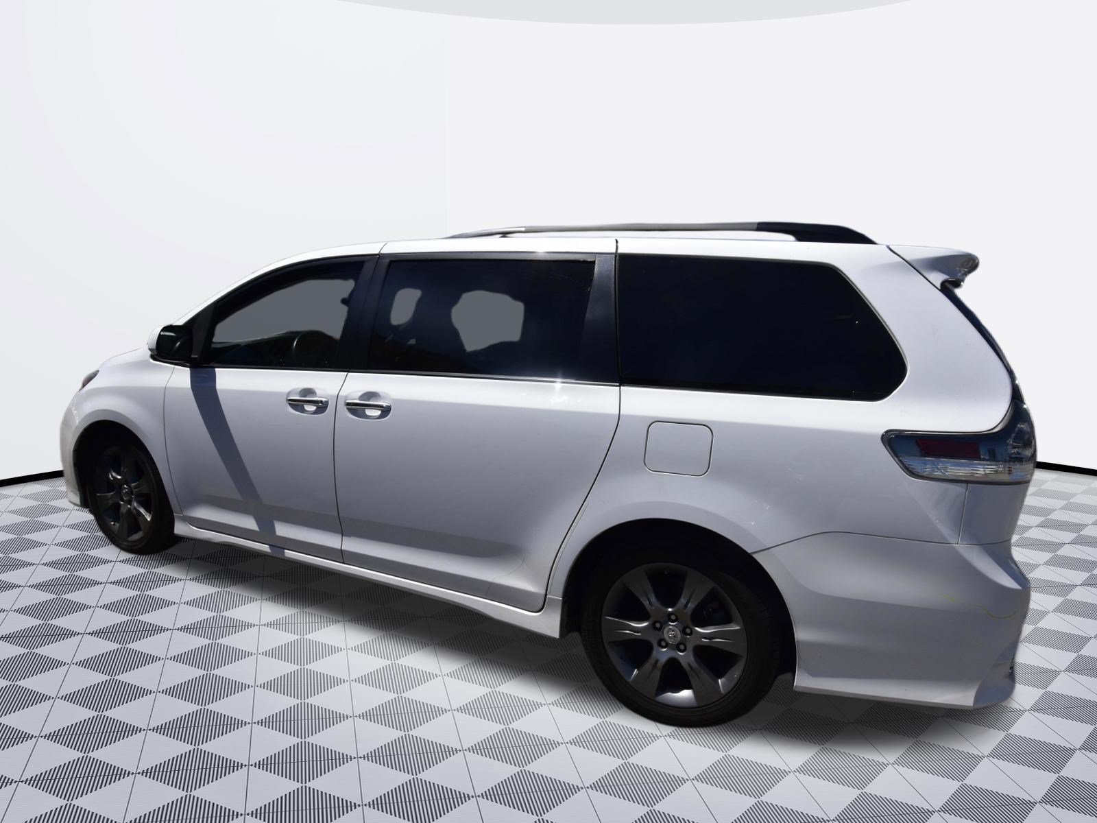 Used 2015 Toyota Sienna SE Premium FWD image 3