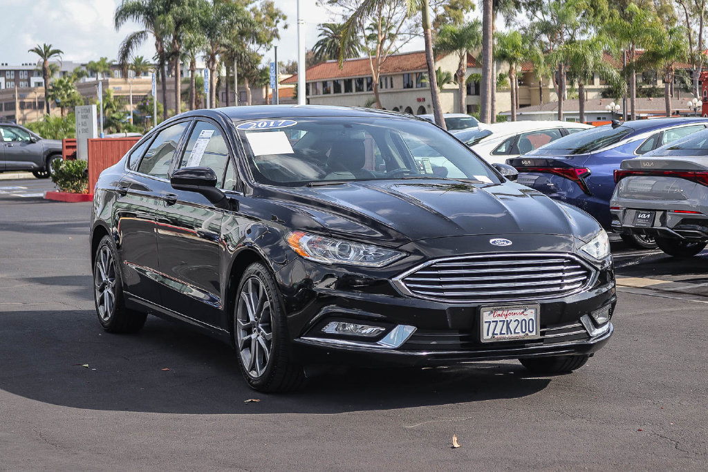 Used 2017 Ford Fusion SE w/ Equipment Group 201A FWD image 3