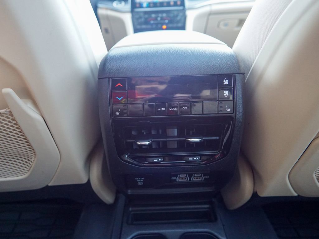 Used 2023 Jeep Grand Cherokee L Limited w/ Luxury Tech Group II image 17