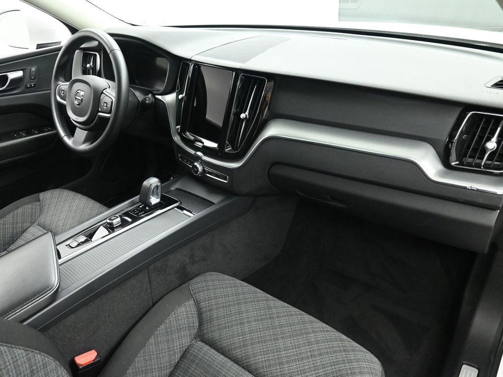 Used 2023 Volvo XC60 B5 Core image 21