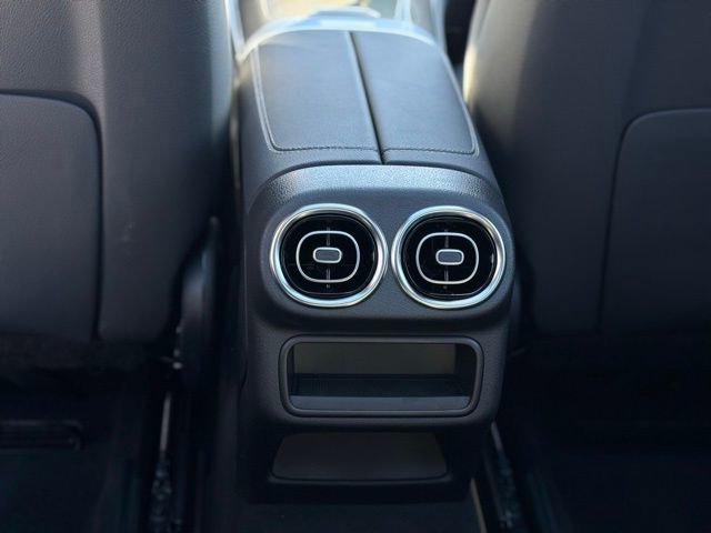 Used 2025 Mercedes-Benz GLC 300 4MATIC image 41