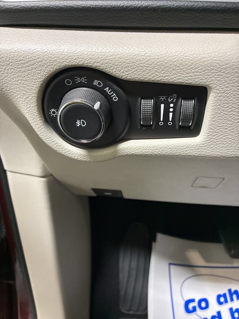 Used 2017 Chrysler Pacifica Touring-L w/ Tire & Wheel Group FWD image 14