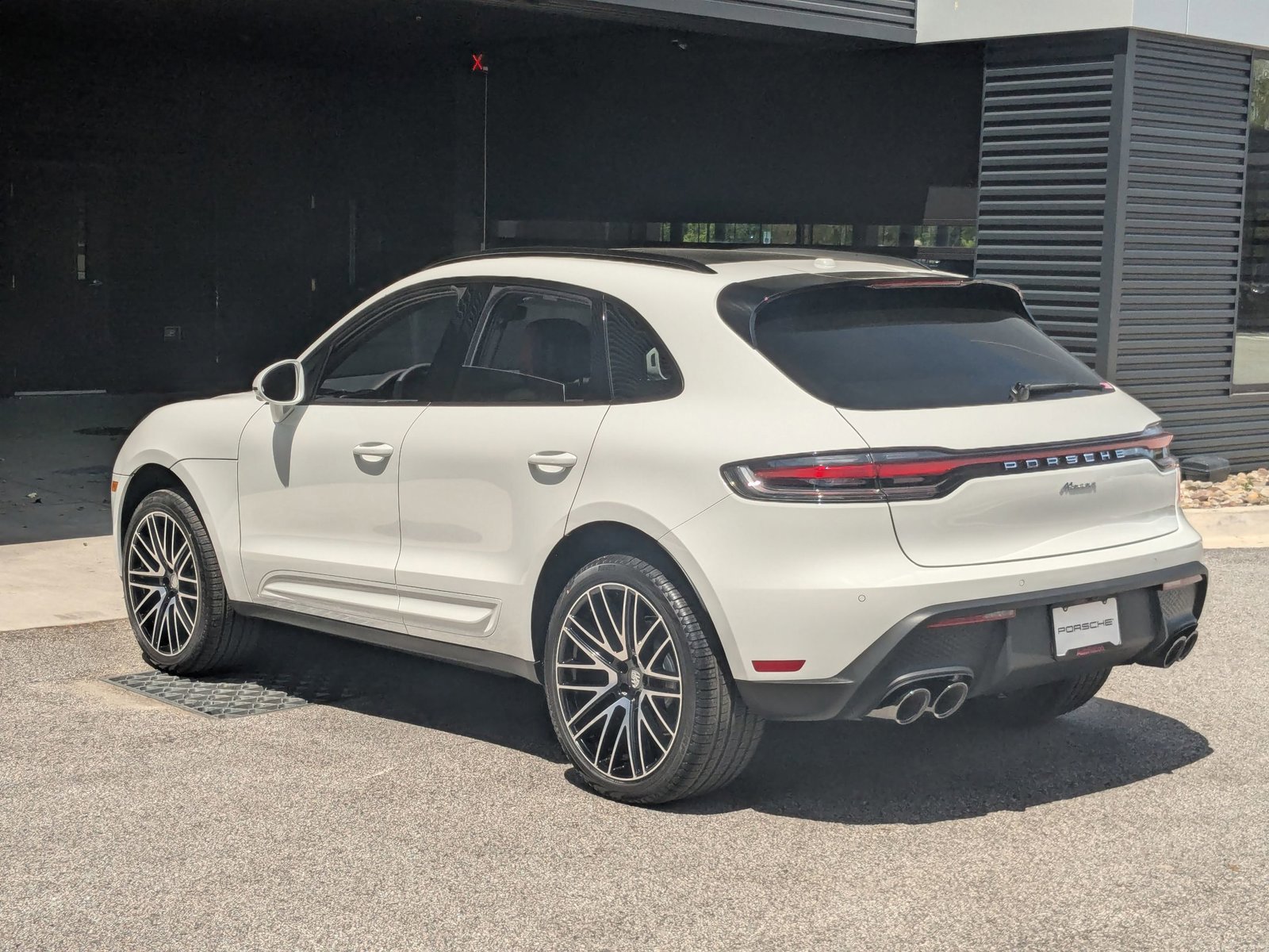 Used 2025 Porsche Macan image 3
