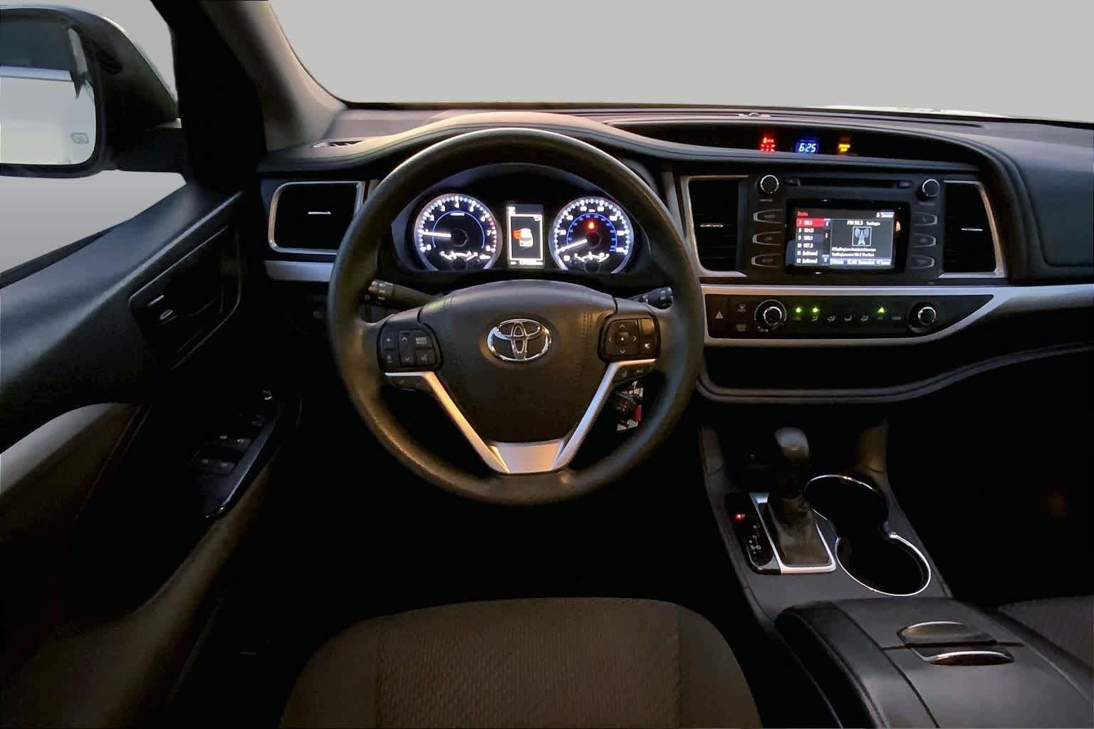 Used 2017 Toyota Highlander LE FWD image 6