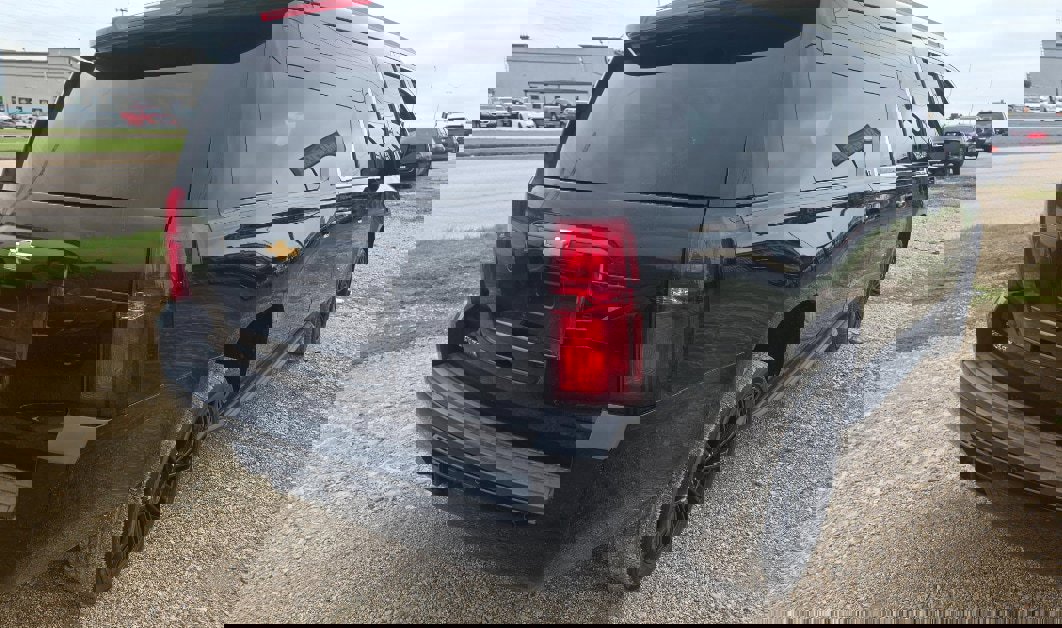 Used 2018 Chevrolet Suburban LT RWD image 4