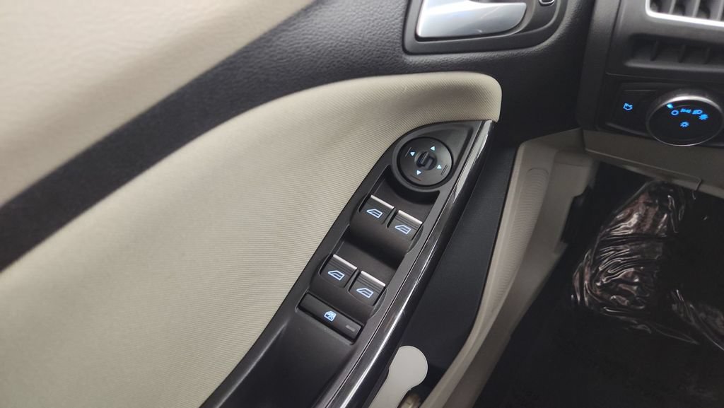 Used 2017 Ford Focus Electric Hatchback FWD image 15