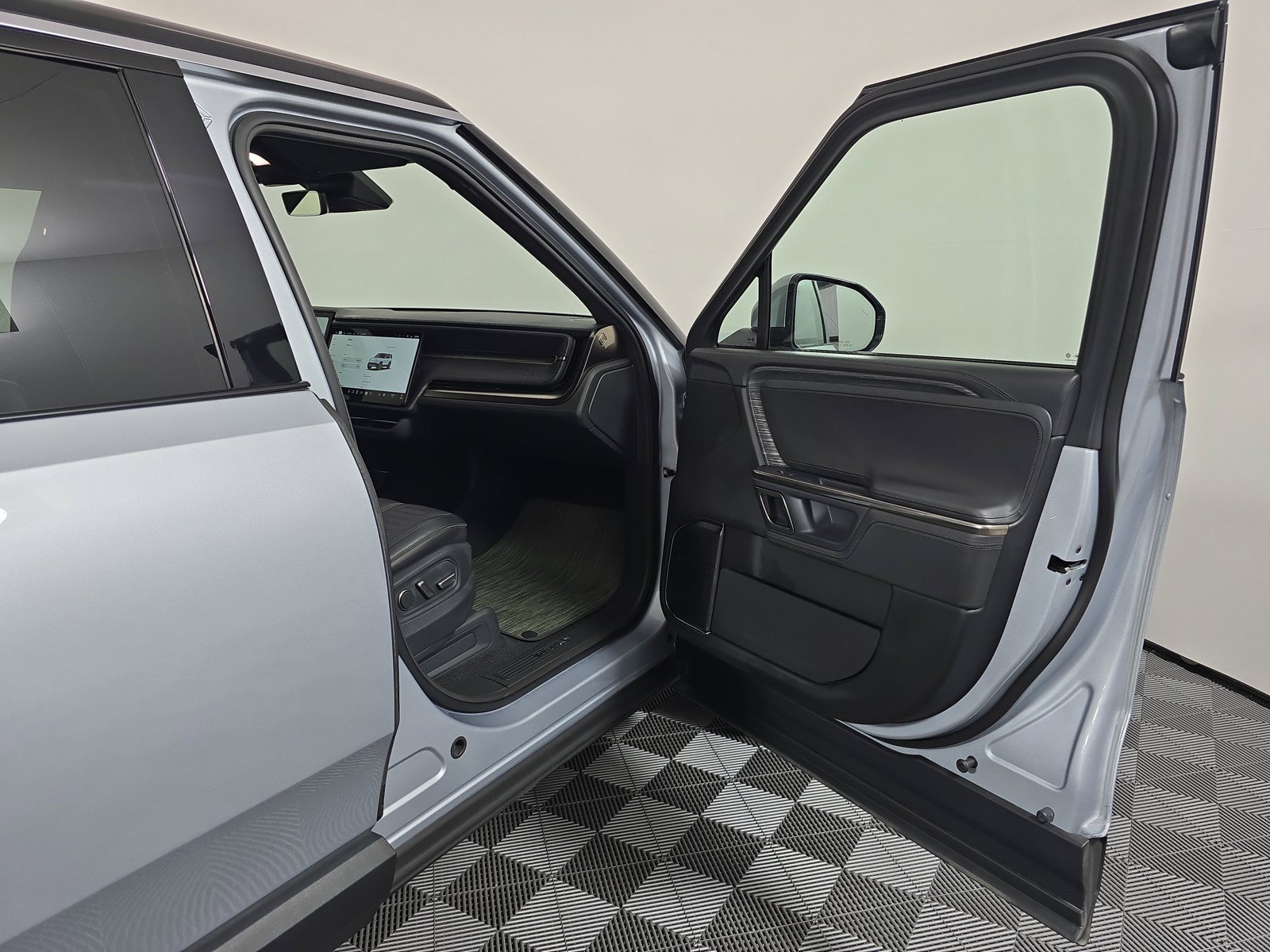 Used 2023 Rivian R1S Adventure AWD/4WD image 18