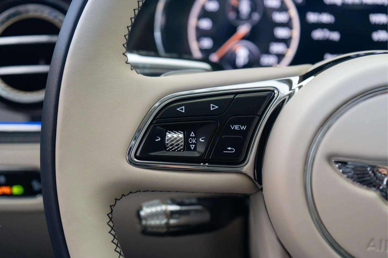 Used 2023 Bentley Flying Spur Azure AWD/4WD image 32