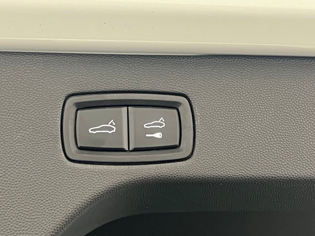 Certified 2025 Porsche Macan Electric image 24