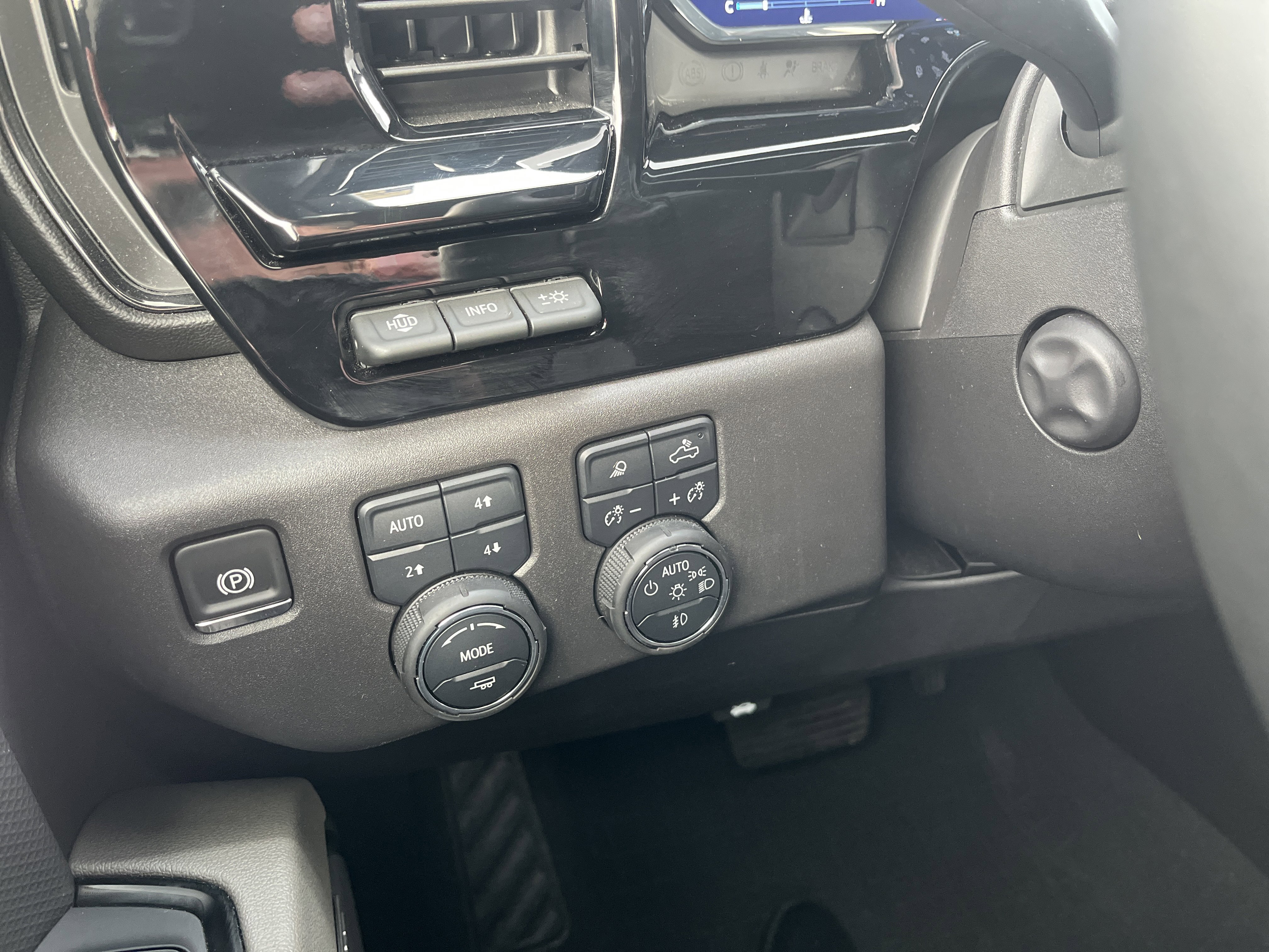 Used 2025 Chevrolet Silverado 1500 ZR2 w/ Technology Package image 24