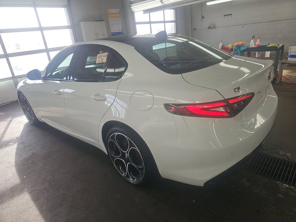 Used 2024 Alfa Romeo Giulia Veloce image 3