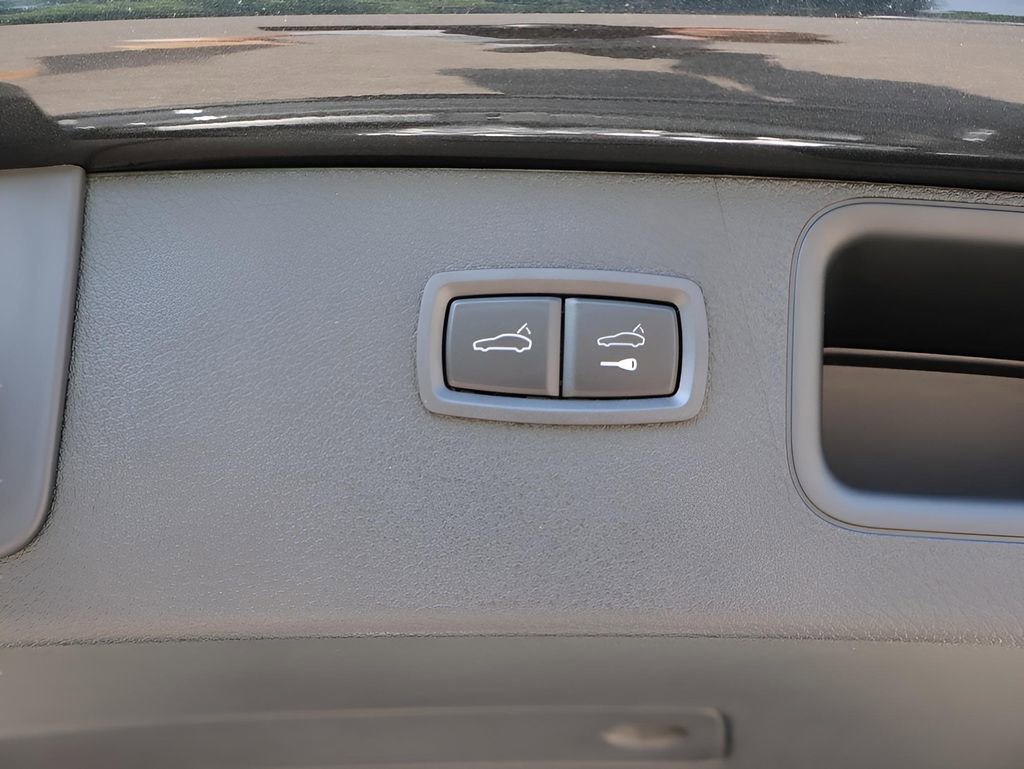 Certified 2025 Porsche Macan image 18