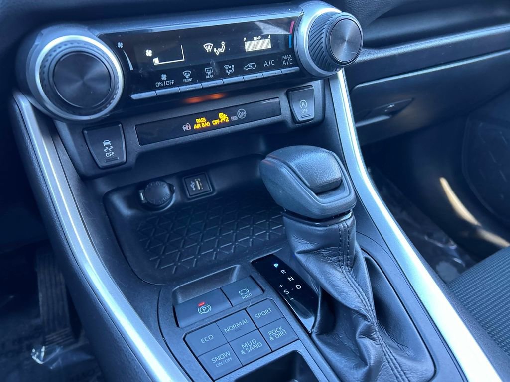 Used 2024 Toyota RAV4 LE image 28