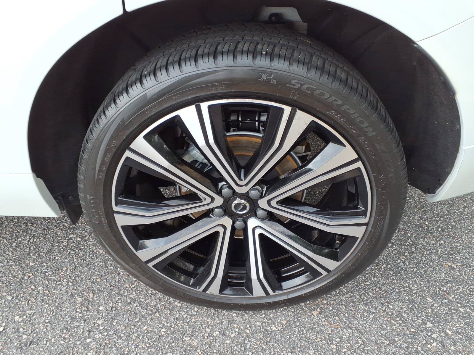 Certified 2023 Volvo XC60 B5 Ultimate w/ Climate Package FWD image 11
