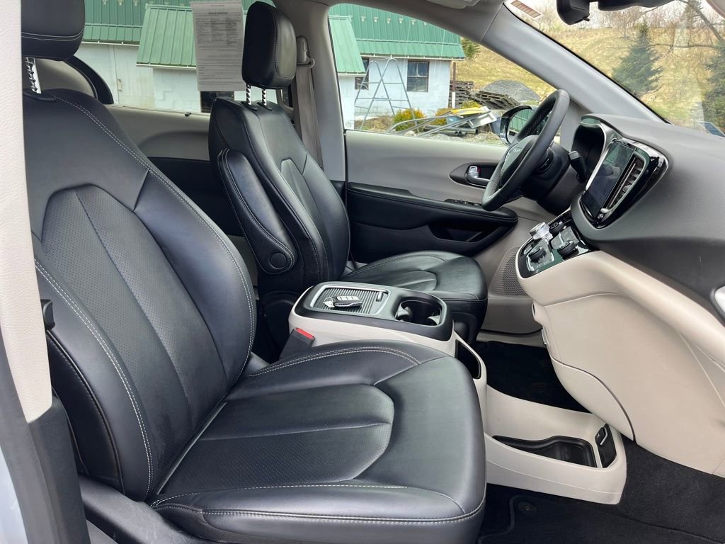 Used 2024 Chrysler Pacifica Touring-L image 29