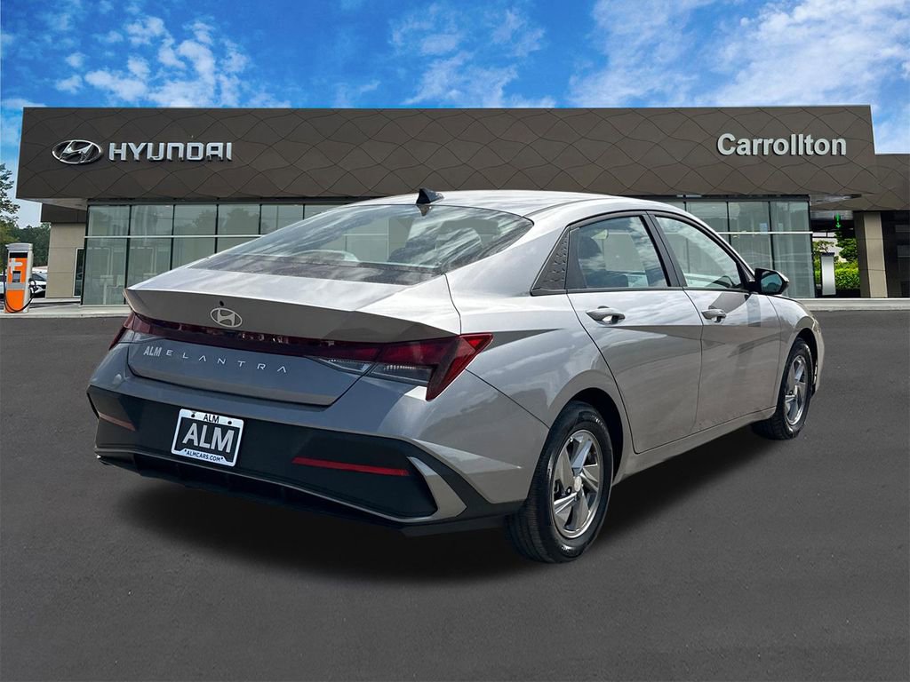 Used 2025 Hyundai Elantra SE image 5
