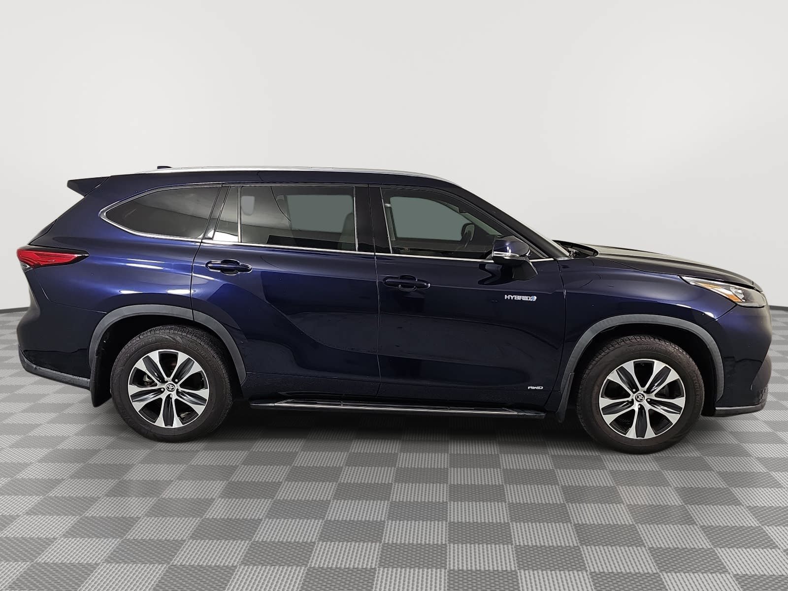 Used 2020 Toyota Highlander XLE AWD/4WD image 9