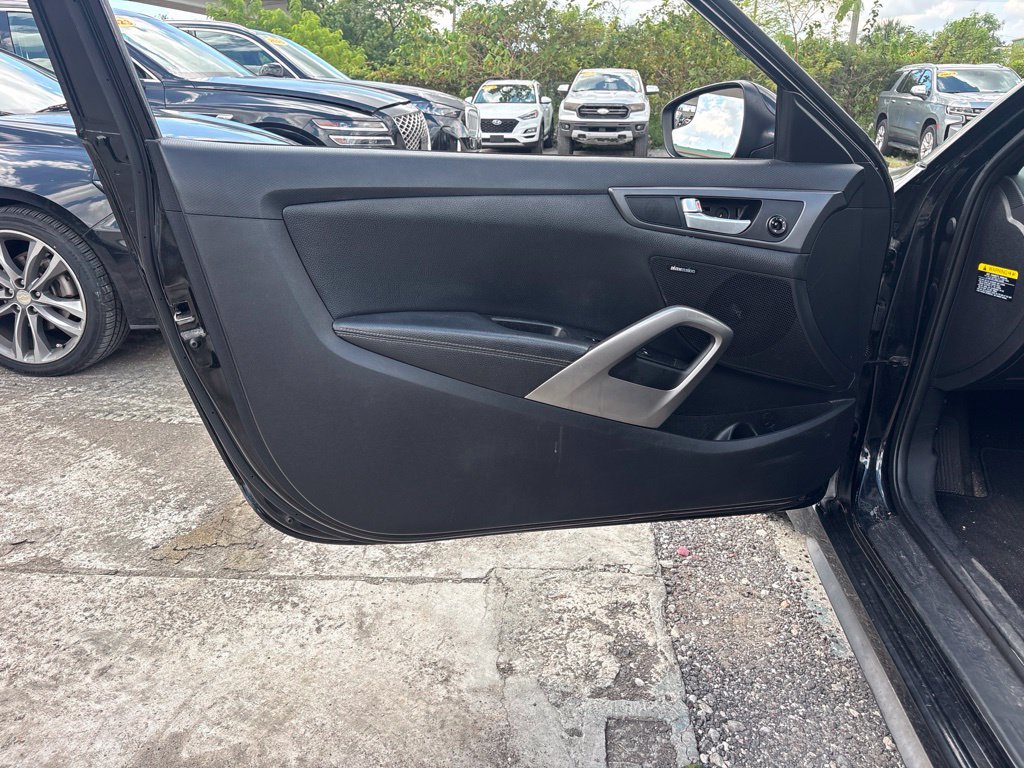 Used 2016 Hyundai Veloster Turbo FWD image 11
