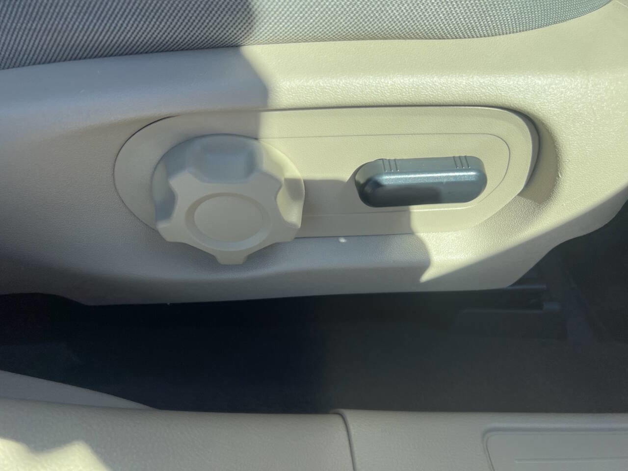 Used 2017 Ford Taurus SEL image 28