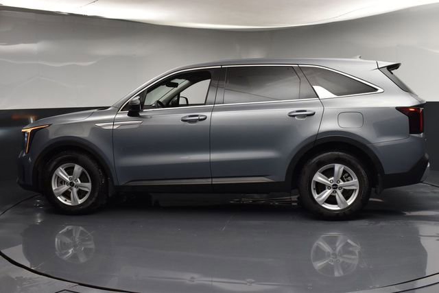 Certified 2025 Kia Sorento LX image 5