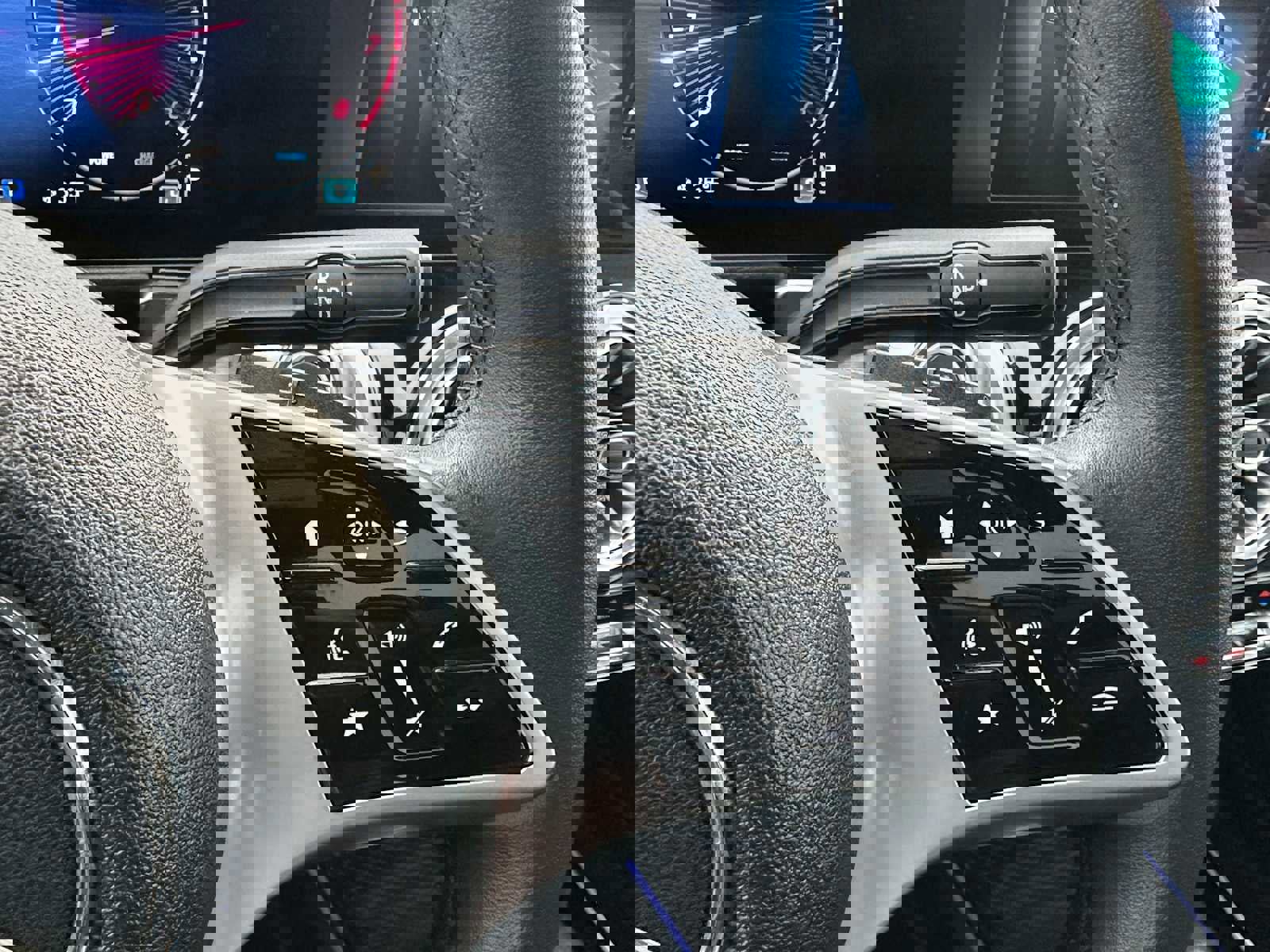 Used 2024 Mercedes-Benz GLB 250 4MATIC image 35