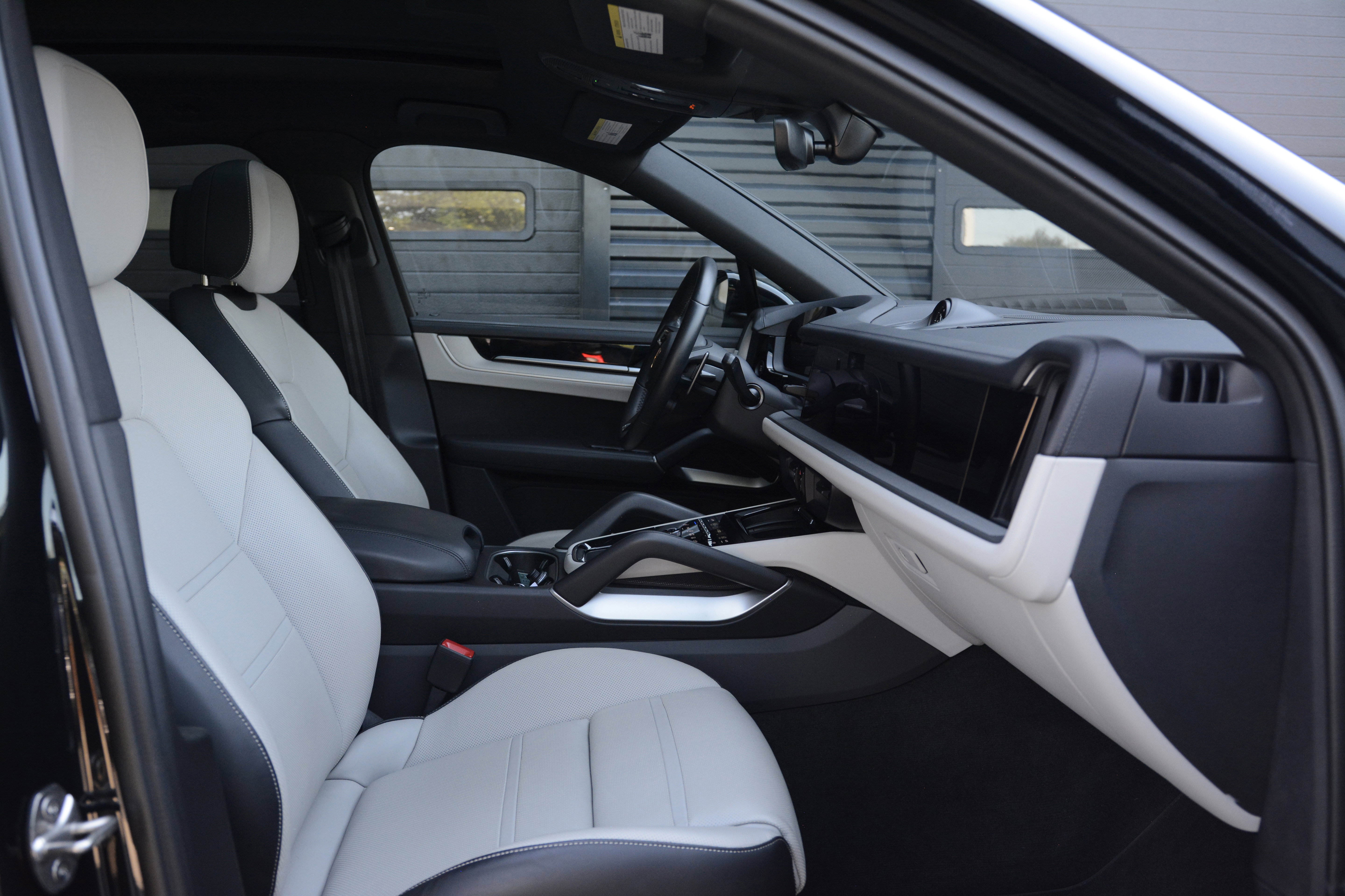 Certified 2024 Porsche Cayenne Coupe AWD/4WD image 25