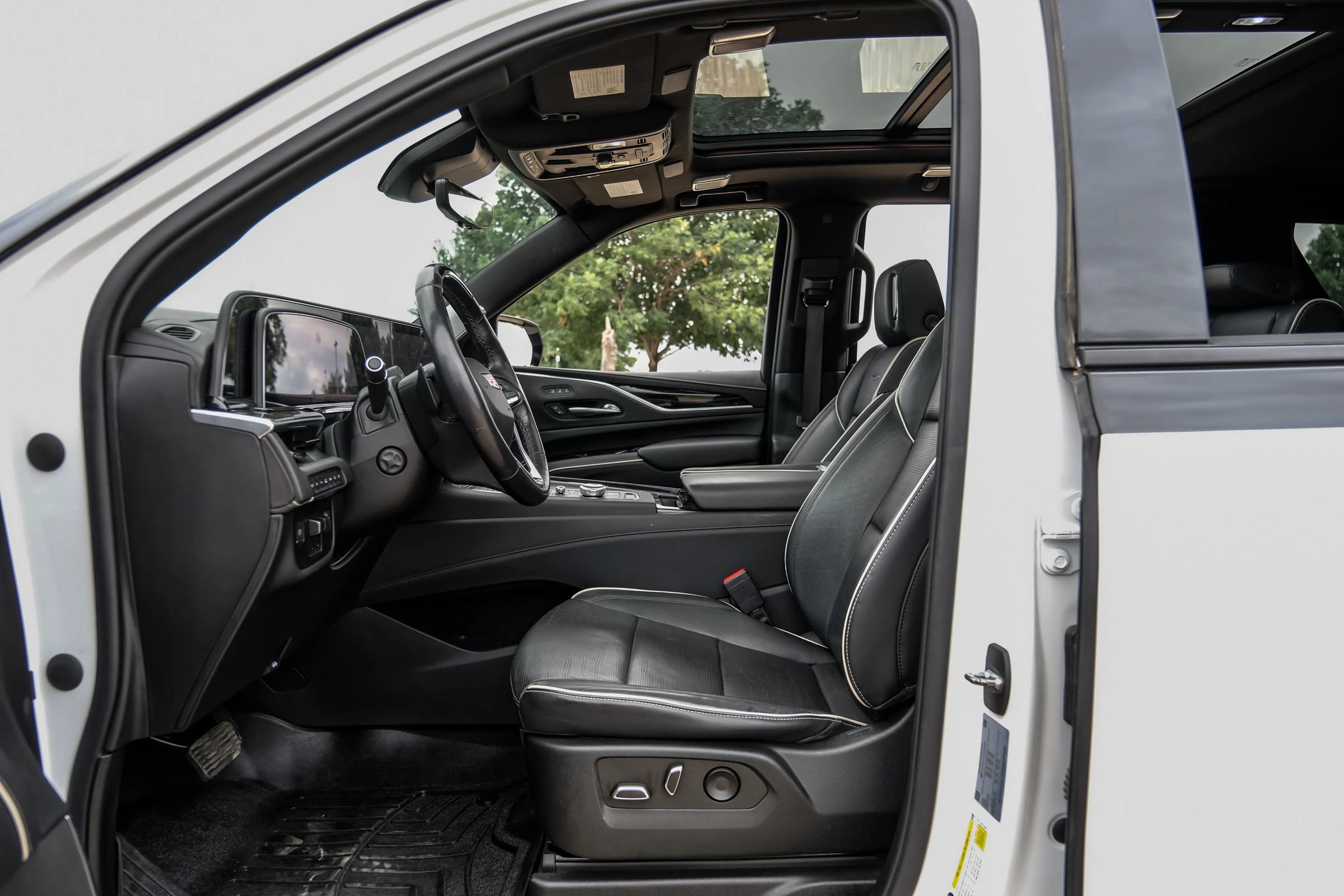 Used 2022 Cadillac Escalade Sport w/ Touring Package AWD/4WD image 4