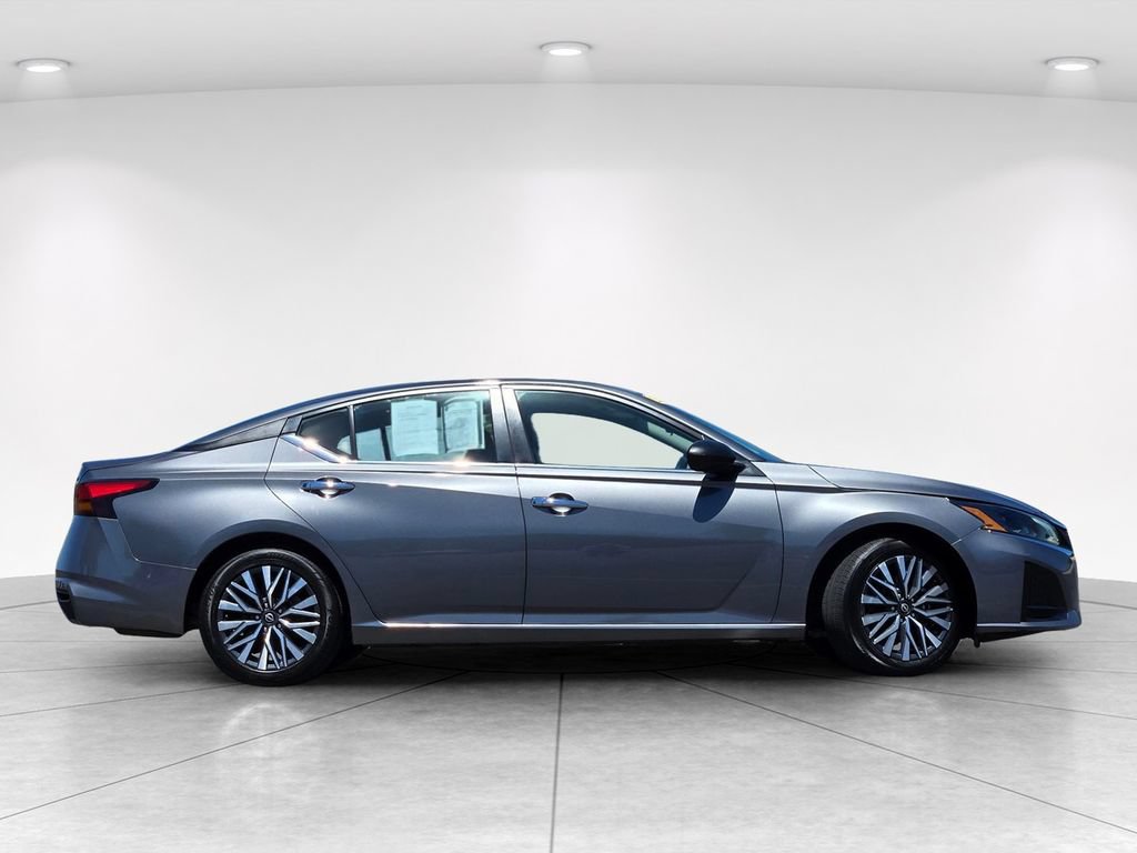 Used 2024 Nissan Altima 2.5 SV FWD image 3