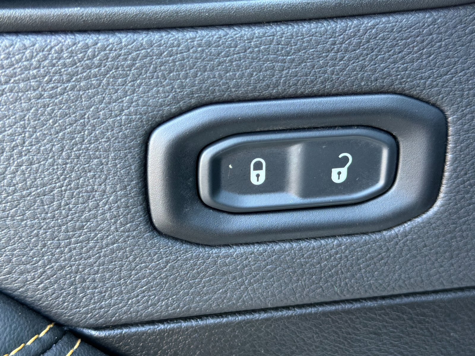 Used 2024 Jeep Wrangler Unlimited Sahara w/ Technology Group AWD/4WD image 12