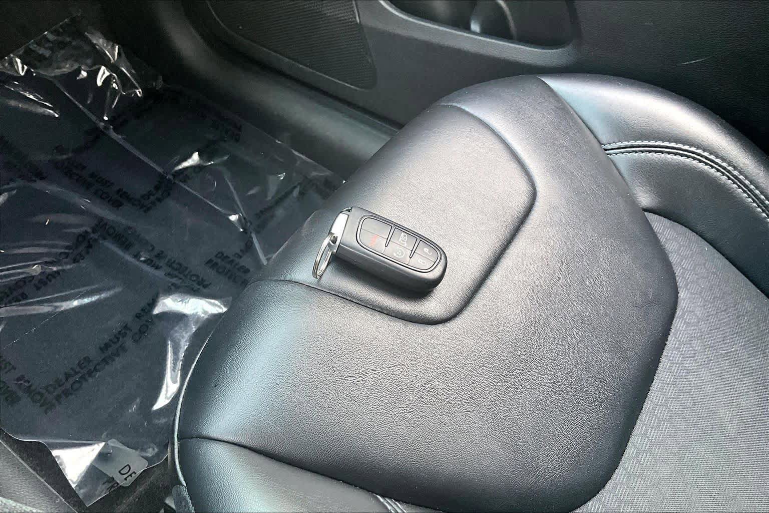Used 2019 Jeep Cherokee Latitude Plus w/ Comfort/Convenience Group FWD image 14