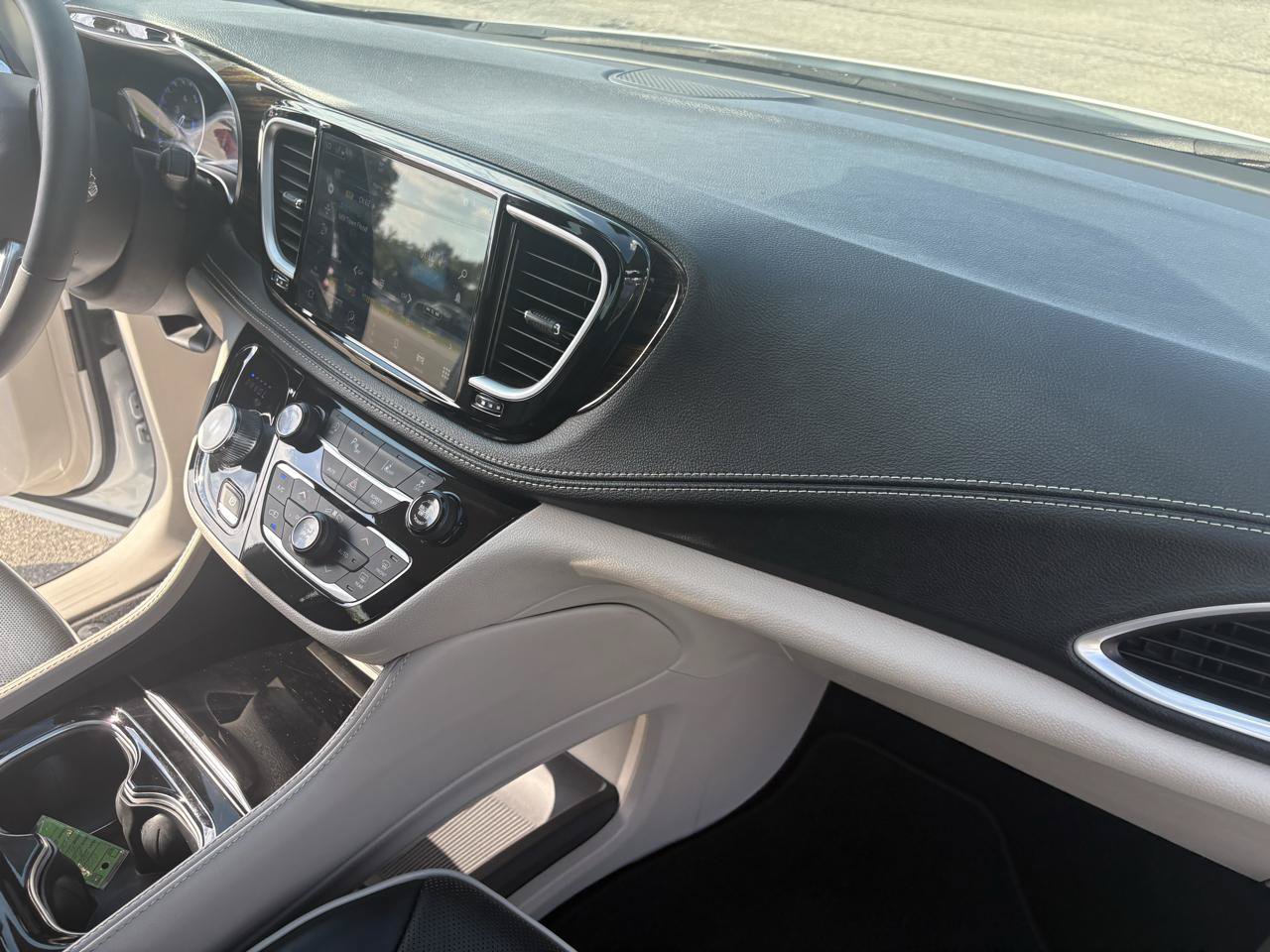 Used 2024 Chrysler Pacifica Limited FWD image 39