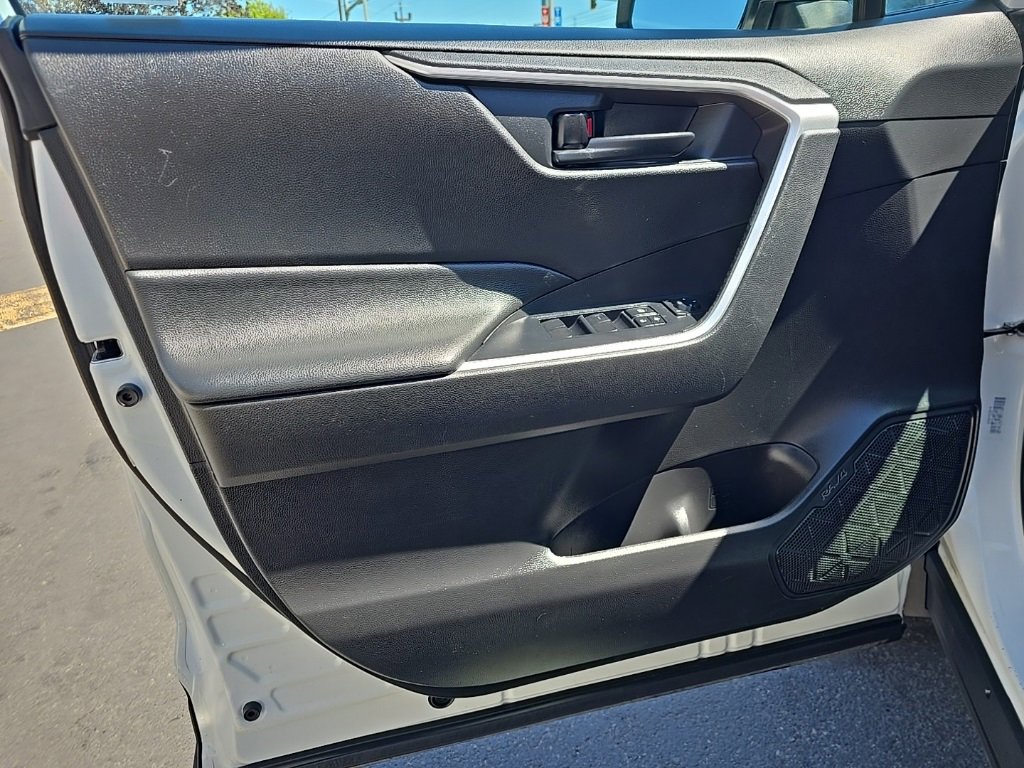 Used 2022 Toyota RAV4 LE image 12